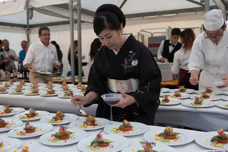 L’assistente di Hiroyuki Kurosu  in kimono guarnisce il piatto in concorso che ha richiesto 40 minuti di preparazione !